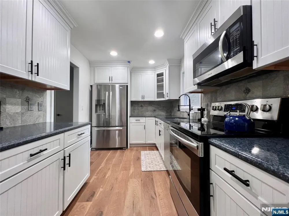 85 Lakeshore Drive Oakland, NJ 07436