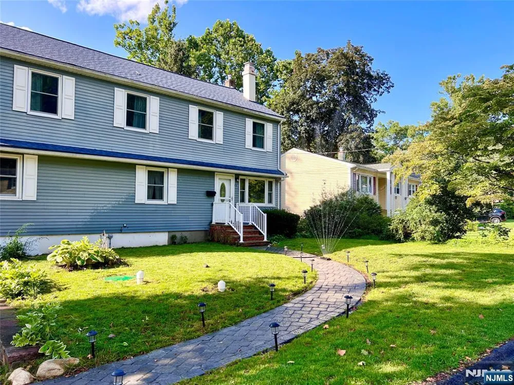 85 Lakeshore Drive Oakland, NJ 07436