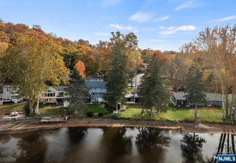85 Lakeshore Drive Oakland, NJ 07436