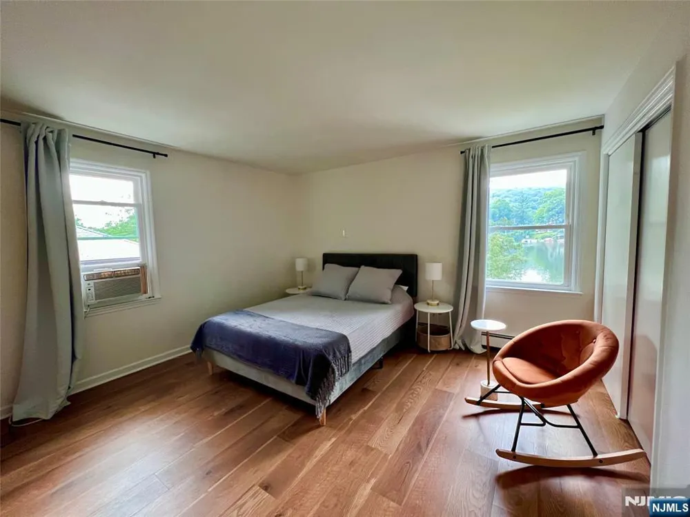 85 Lakeshore Drive Oakland, NJ 07436