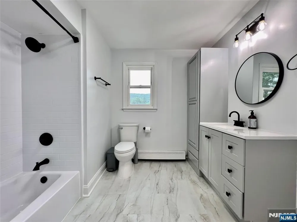 85 Lakeshore Drive Oakland, NJ 07436