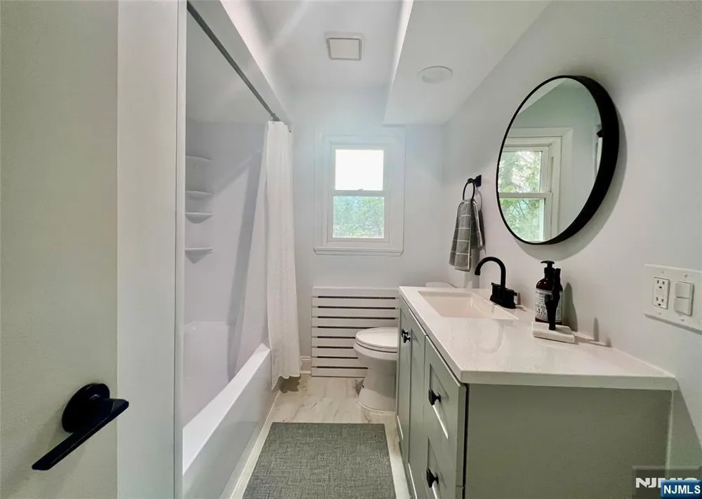 85 Lakeshore Drive Oakland, NJ 07436
