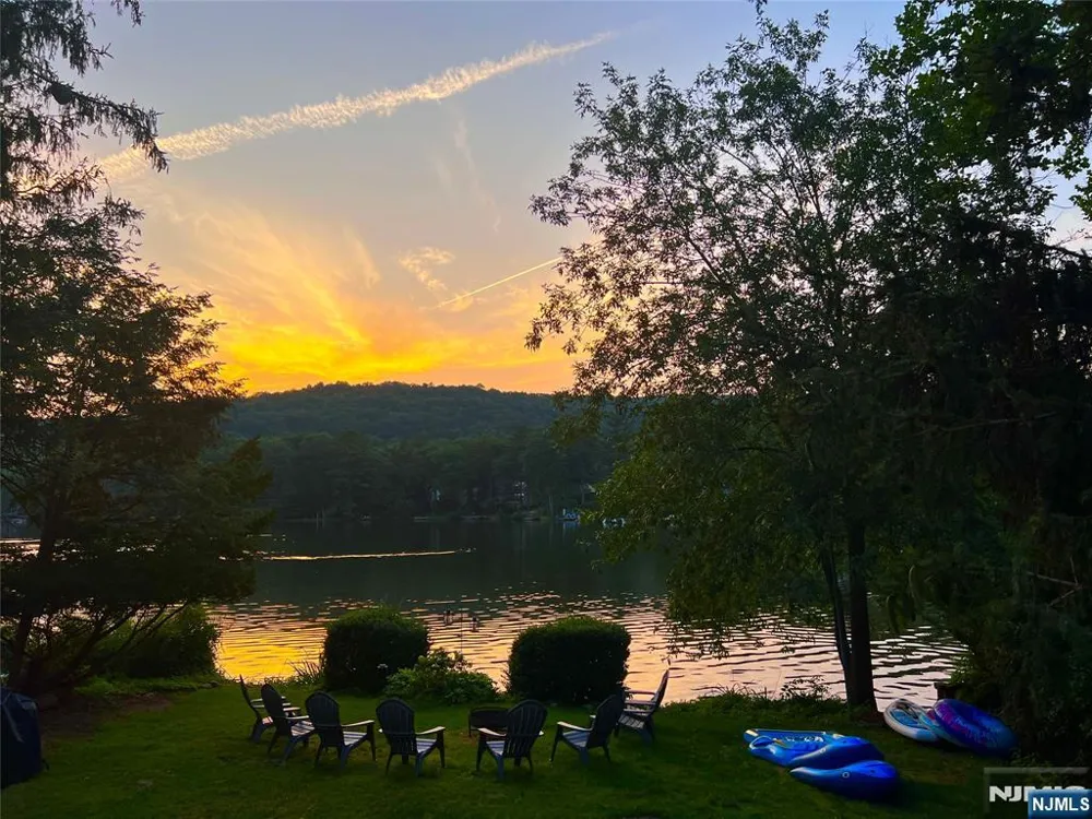 85 Lakeshore Drive Oakland, NJ 07436