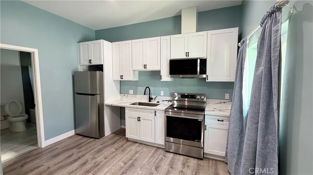 7845 Woodlake Avenue West Hills, CA 91304