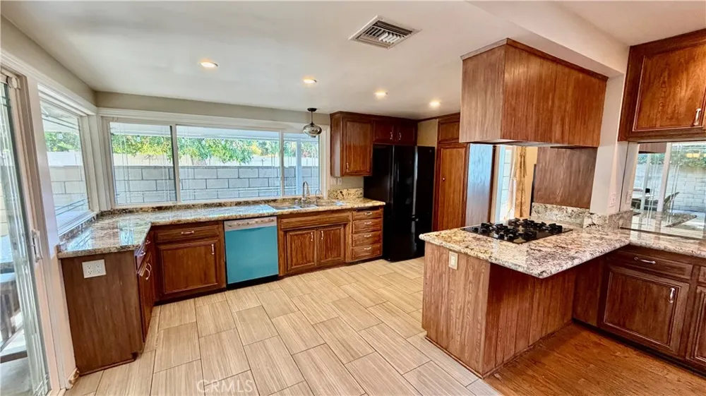 7843 Woodlake Avenue West Hills, CA 91304