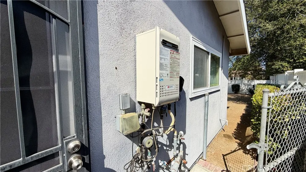 7843 Woodlake Avenue West Hills, CA 91304