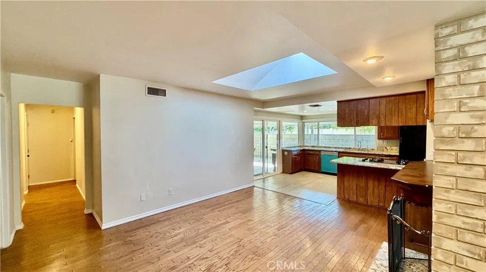 7843 Woodlake Avenue West Hills, CA 91304