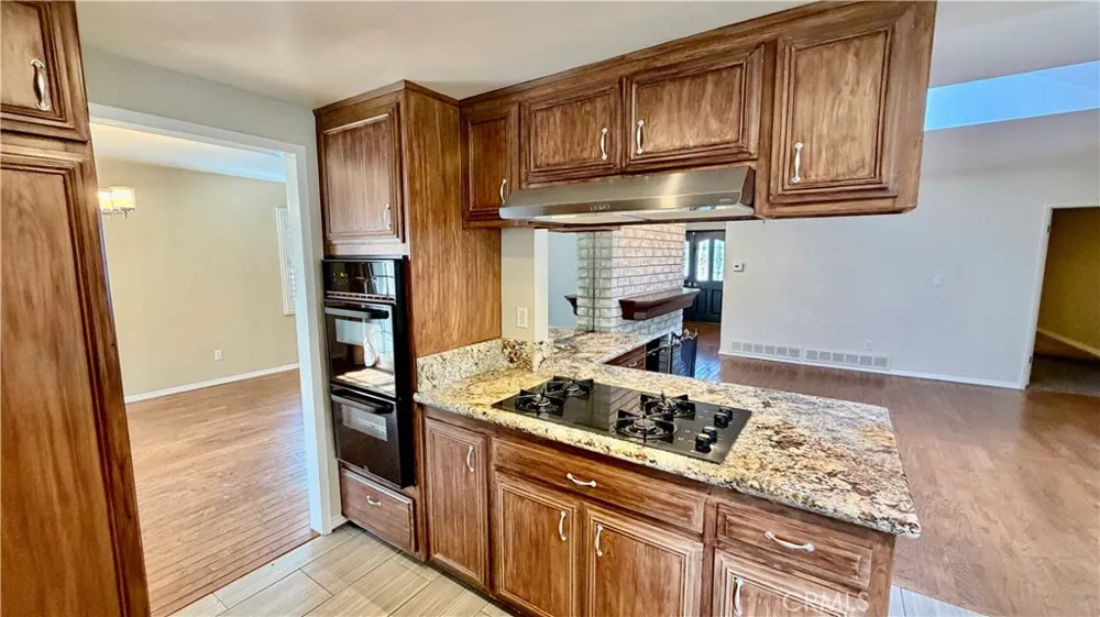 7843 Woodlake Avenue West Hills, CA 91304