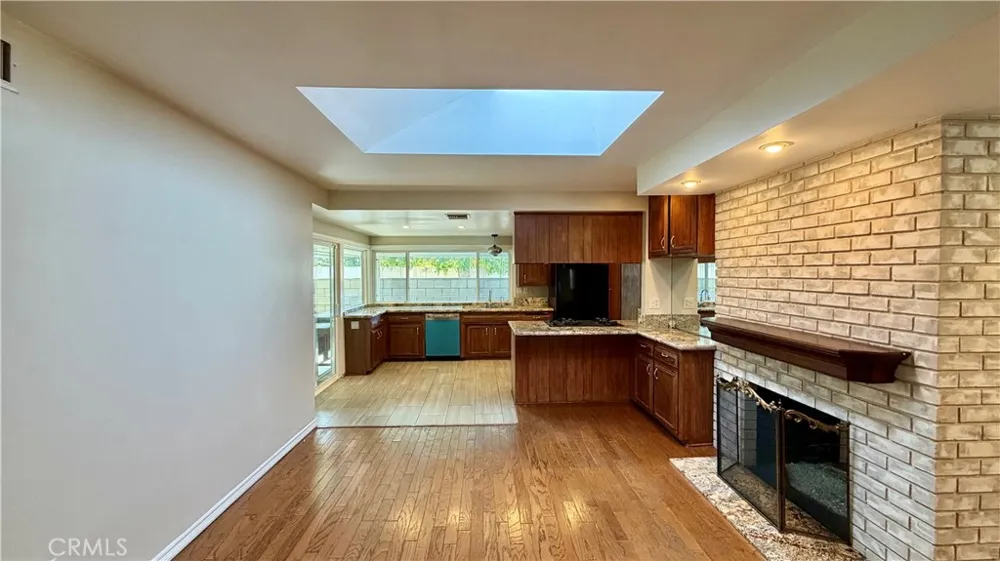 7843 Woodlake Avenue West Hills, CA 91304