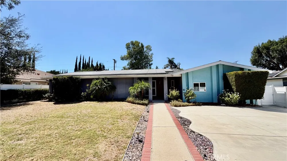 7843 Woodlake Avenue West Hills, CA 91304