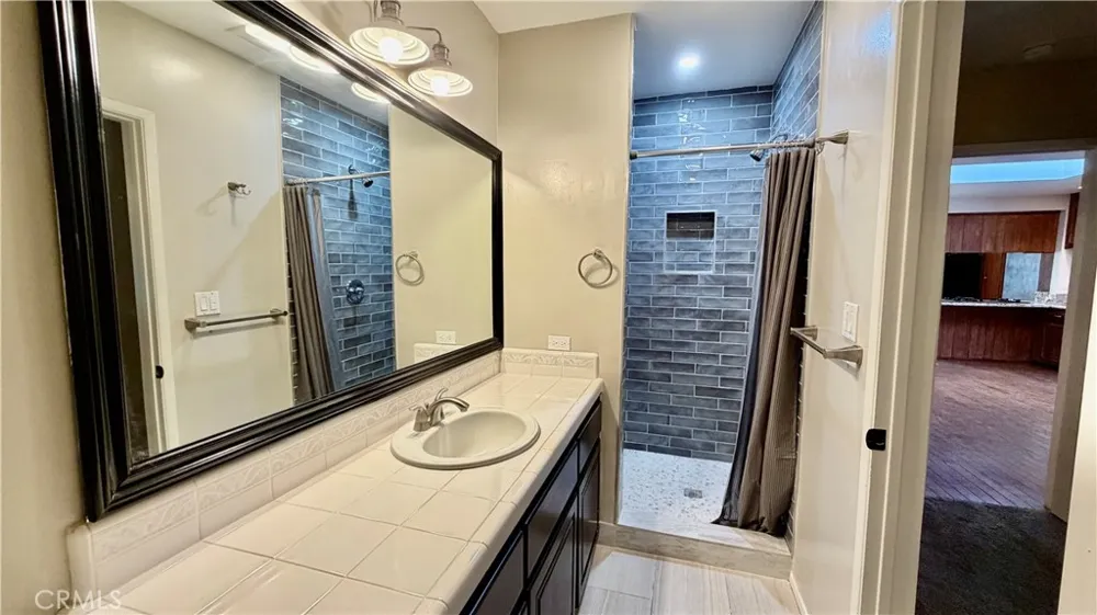 7843 Woodlake Avenue West Hills, CA 91304