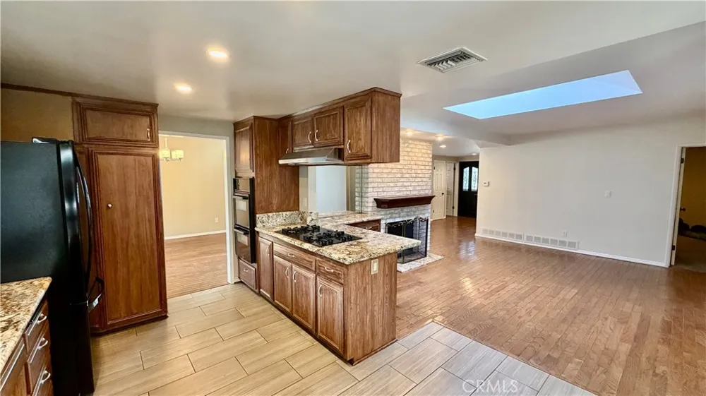 7843 Woodlake Avenue West Hills, CA 91304