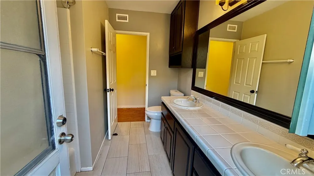 7843 Woodlake Avenue West Hills, CA 91304