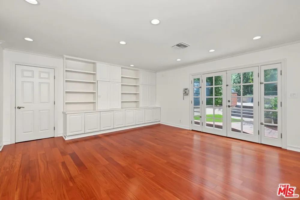 860 Bronze Lane Los Angeles, CA 90049