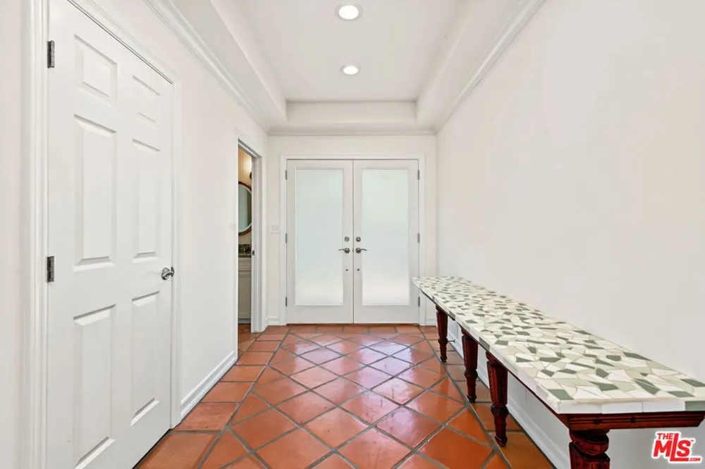 860 Bronze Lane Los Angeles, CA 90049