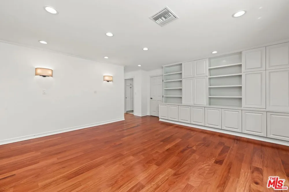860 Bronze Lane Los Angeles, CA 90049