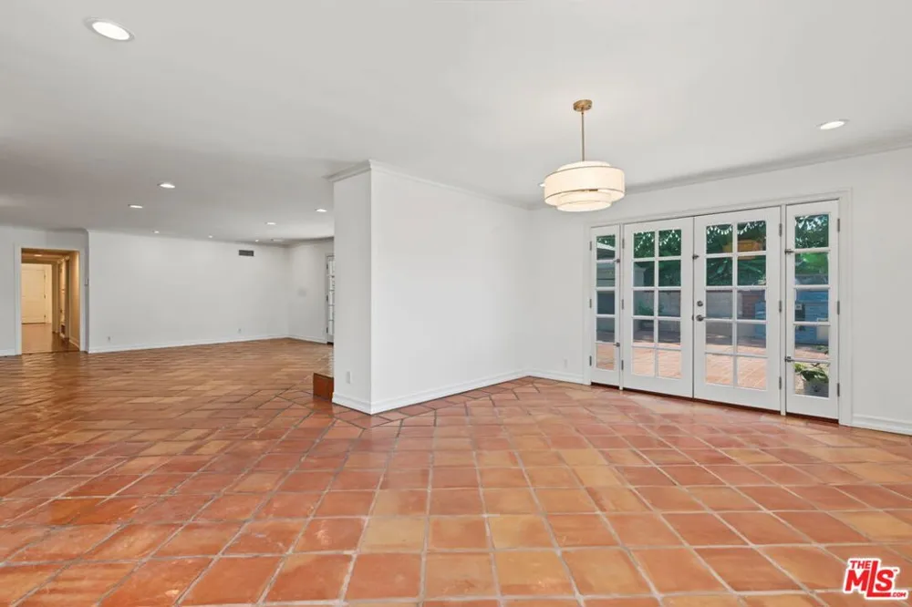 860 Bronze Lane Los Angeles, CA 90049