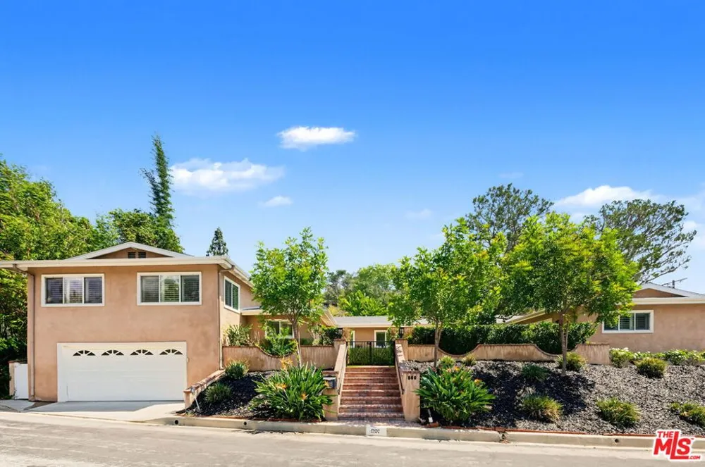 860 Bronze Lane Los Angeles, CA 90049