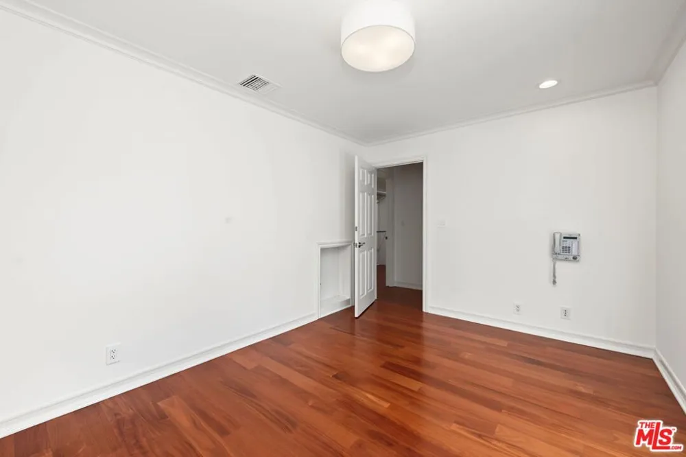 860 Bronze Lane Los Angeles, CA 90049
