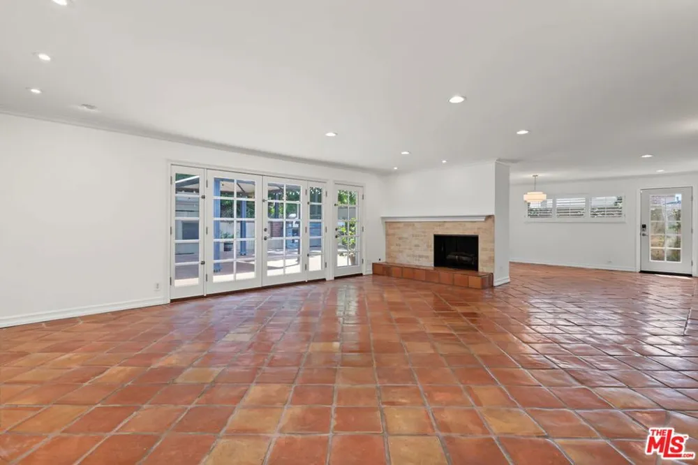 860 Bronze Lane Los Angeles, CA 90049