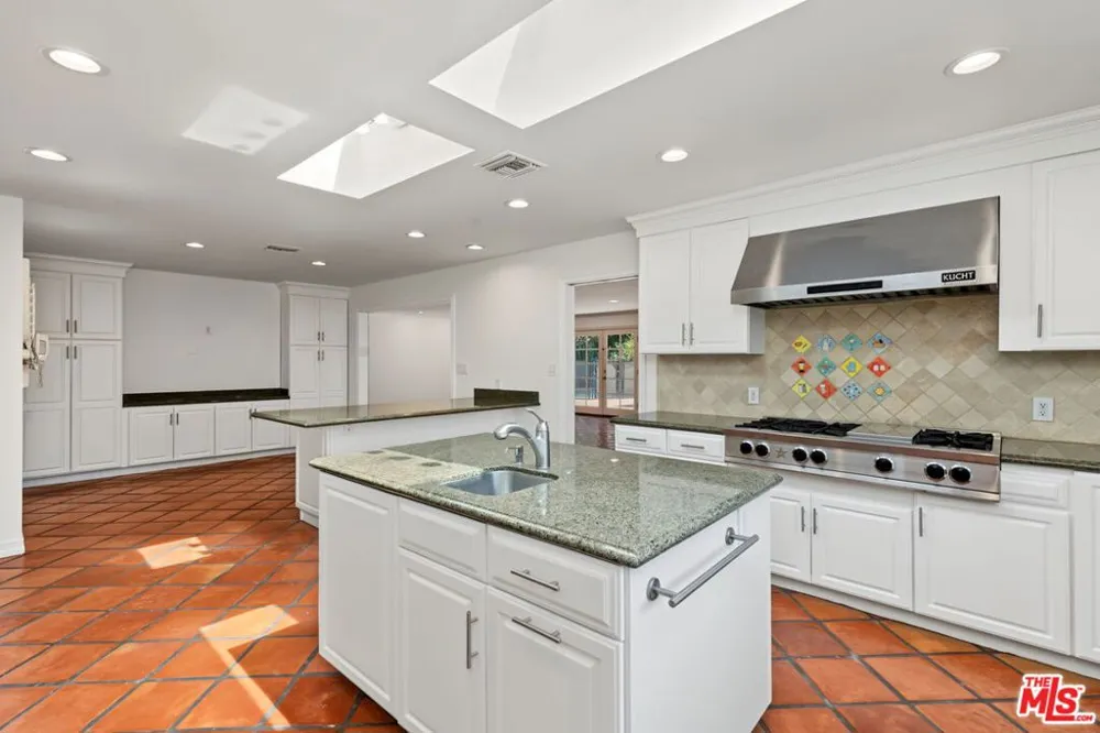 860 Bronze Lane Los Angeles, CA 90049