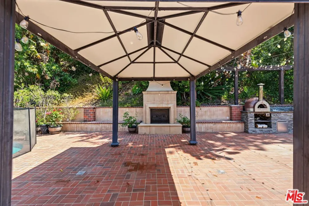 860 Bronze Lane Los Angeles, CA 90049