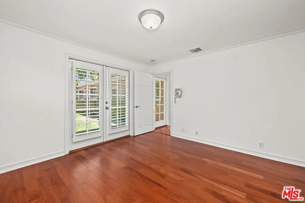 860 Bronze Lane Los Angeles, CA 90049