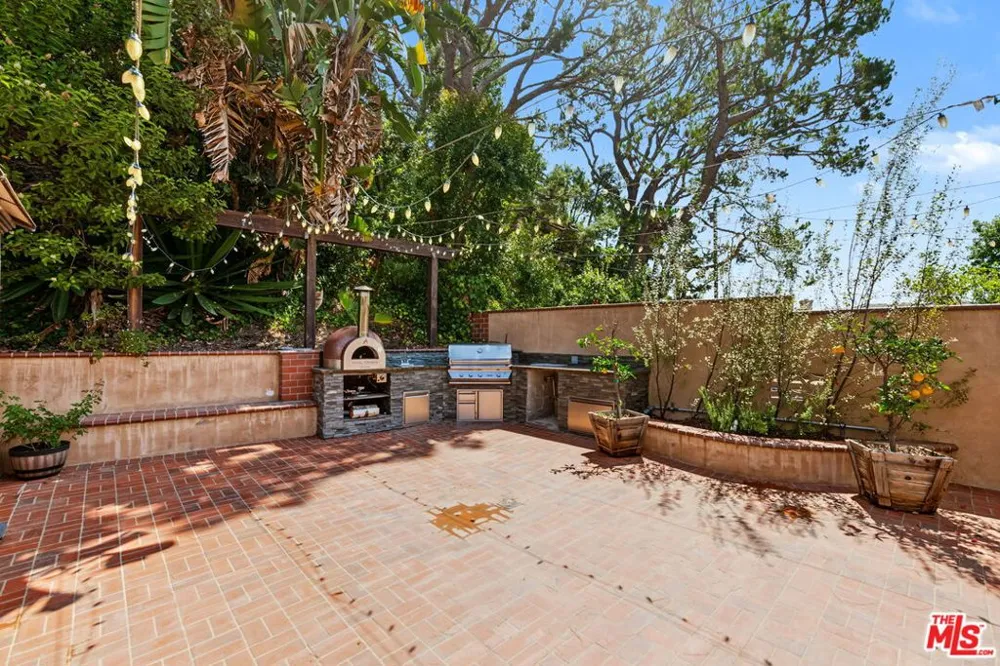 860 Bronze Lane Los Angeles, CA 90049