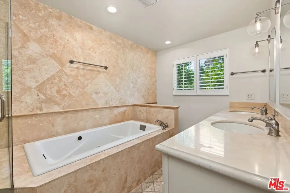 860 Bronze Lane Los Angeles, CA 90049