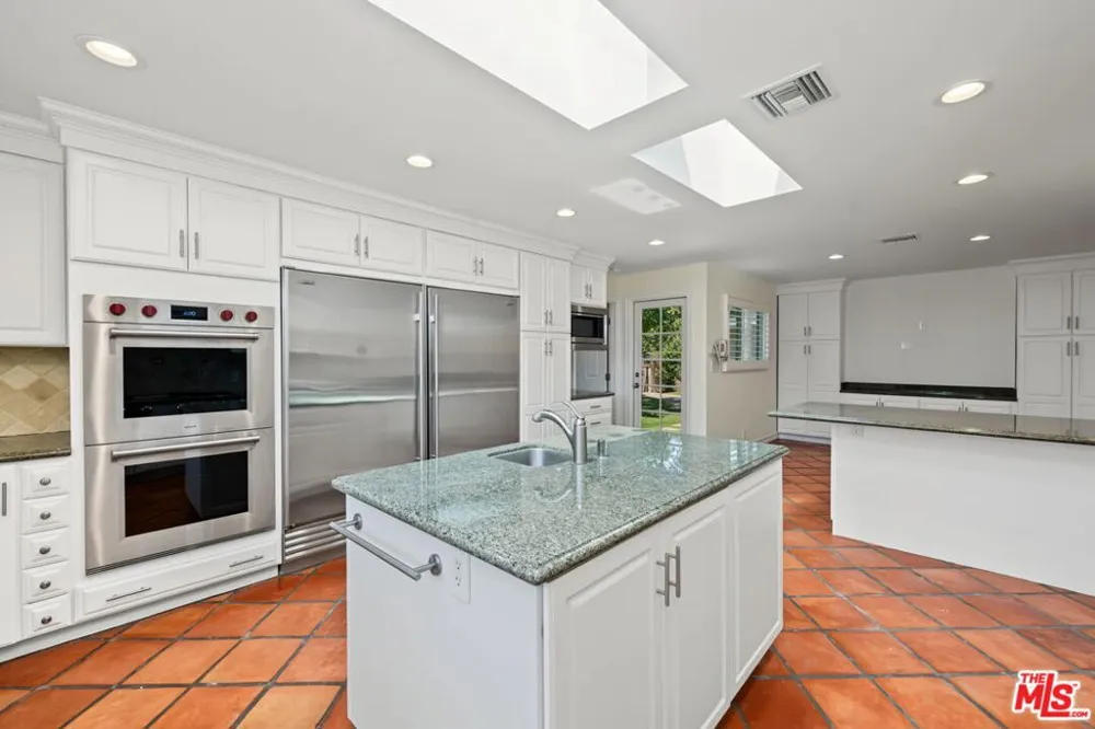 860 Bronze Lane Los Angeles, CA 90049