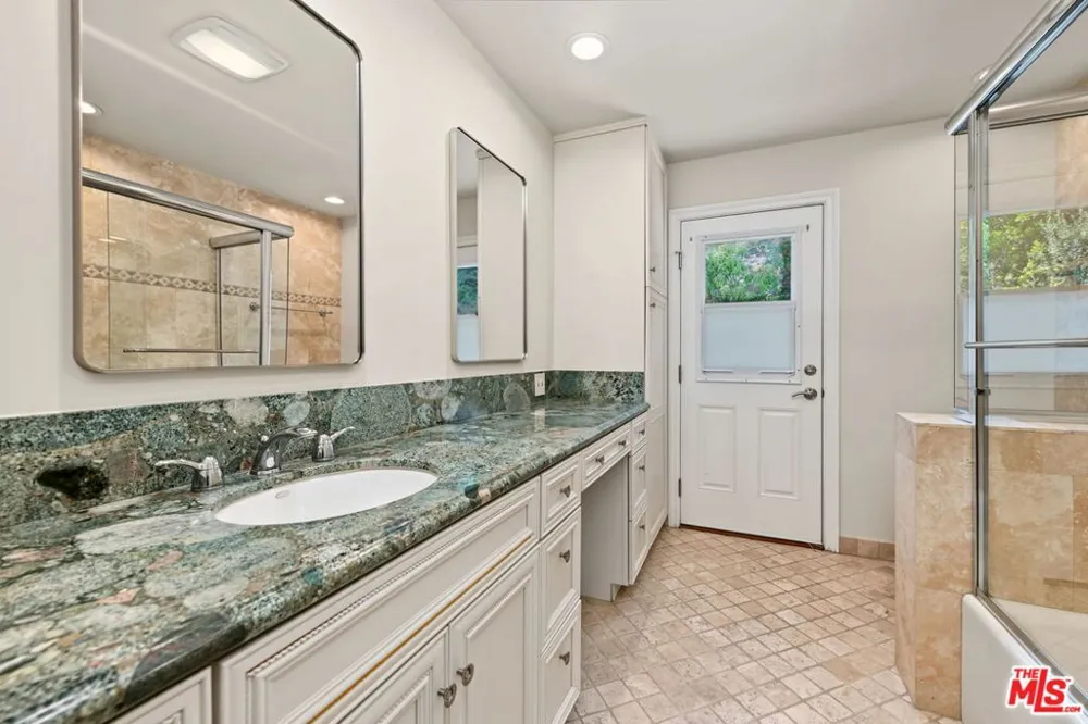 860 Bronze Lane Los Angeles, CA 90049