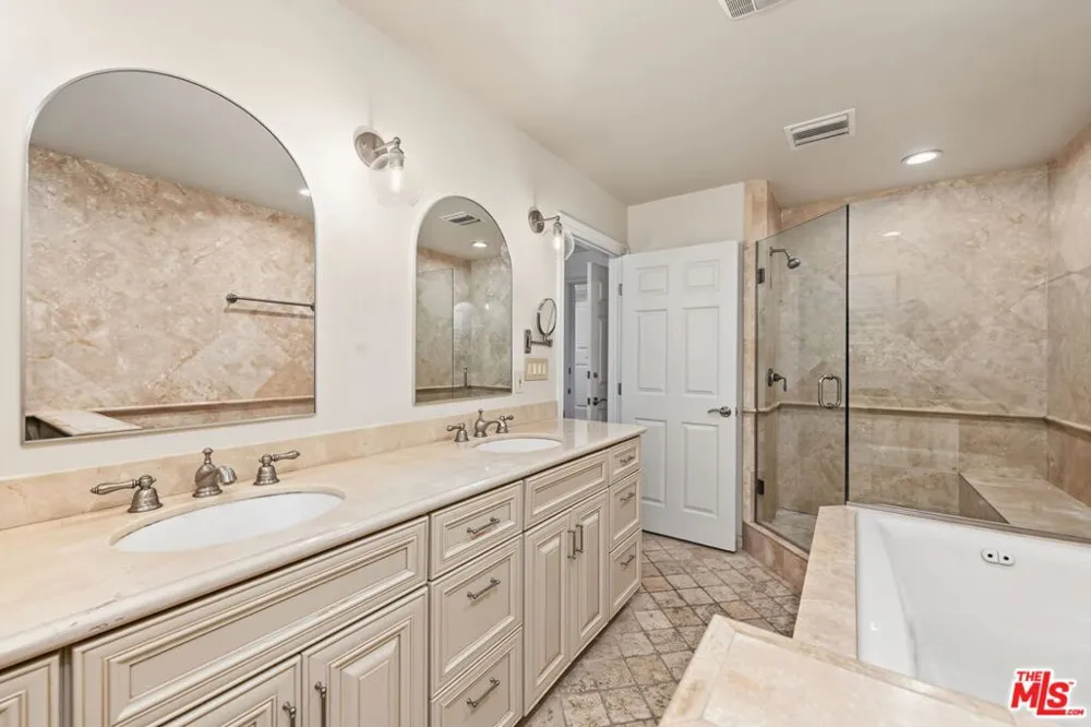 860 Bronze Lane Los Angeles, CA 90049