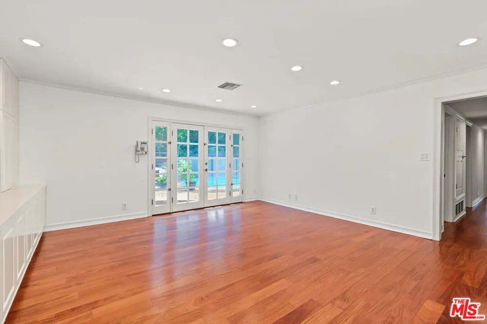 860 Bronze Lane Los Angeles, CA 90049