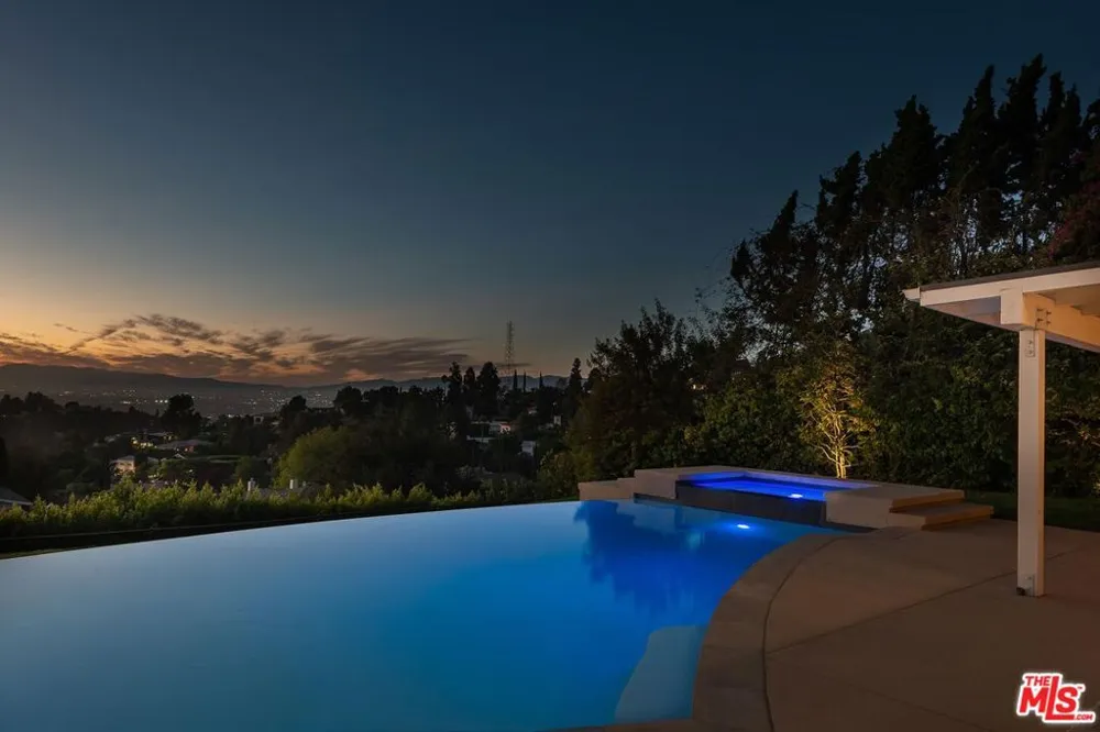 3109 Dona Susana Drive Studio City, CA 91604