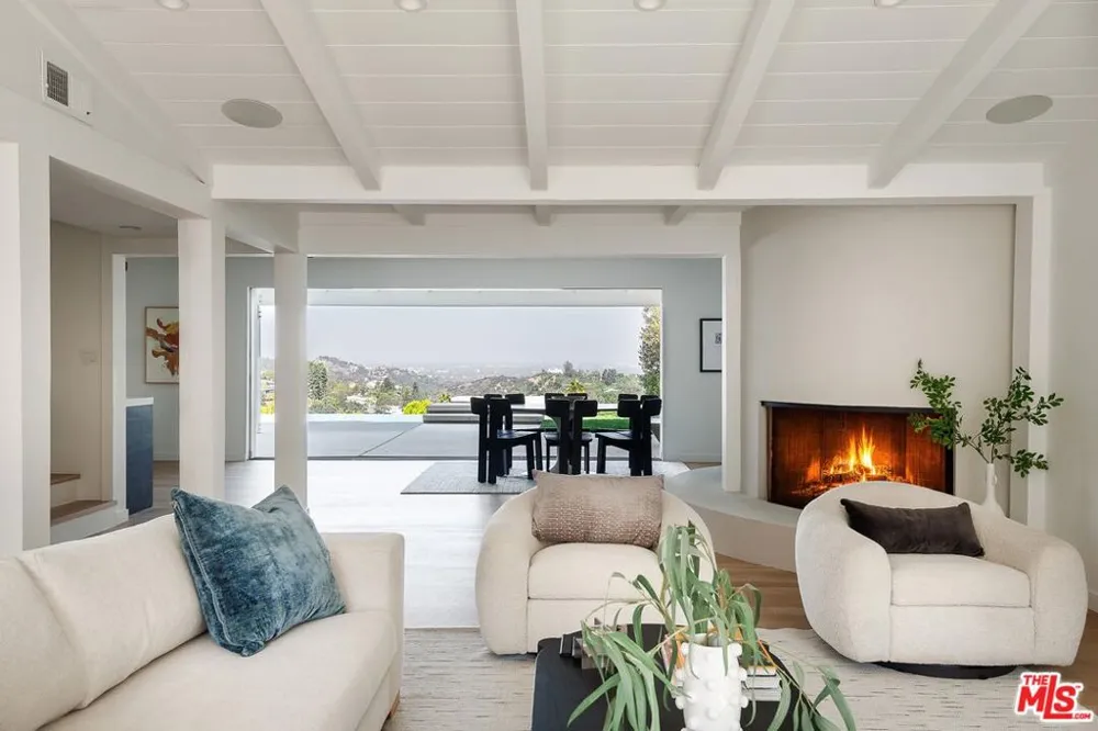 3109 Dona Susana Drive Studio City, CA 91604