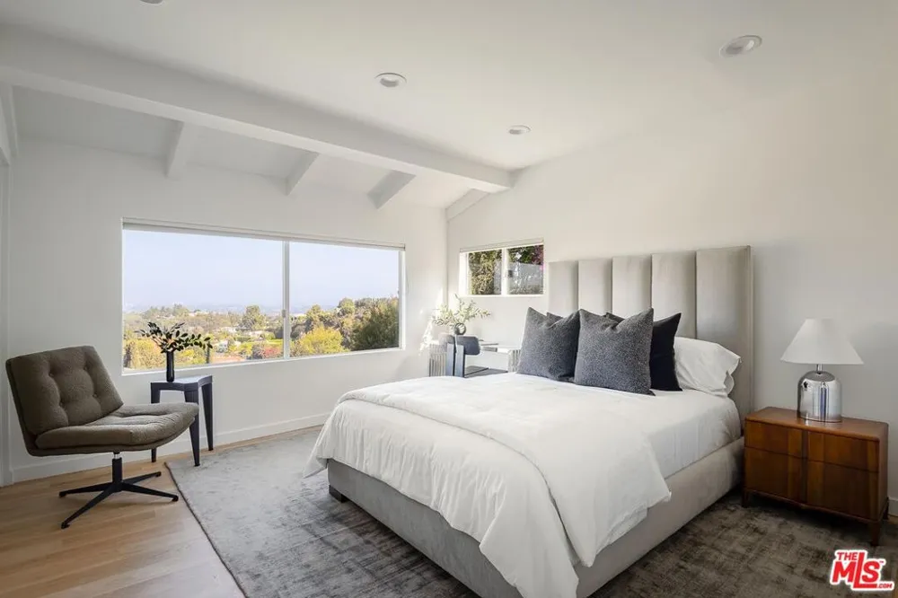 3109 Dona Susana Drive Studio City, CA 91604