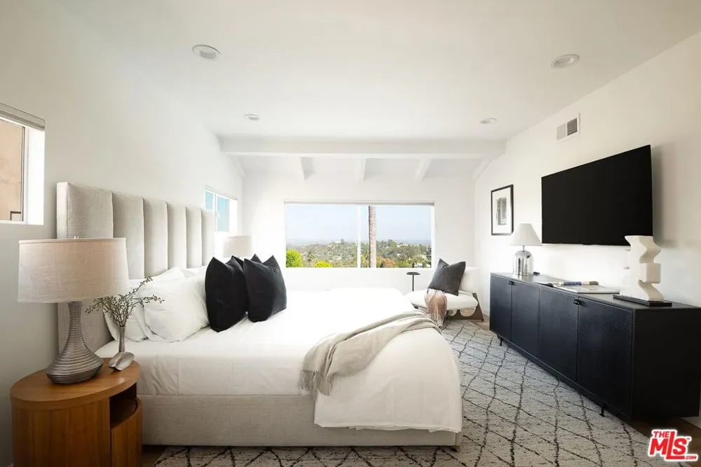 3109 Dona Susana Drive Studio City, CA 91604