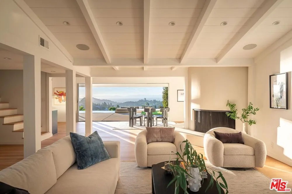 3109 Dona Susana Drive Studio City, CA 91604