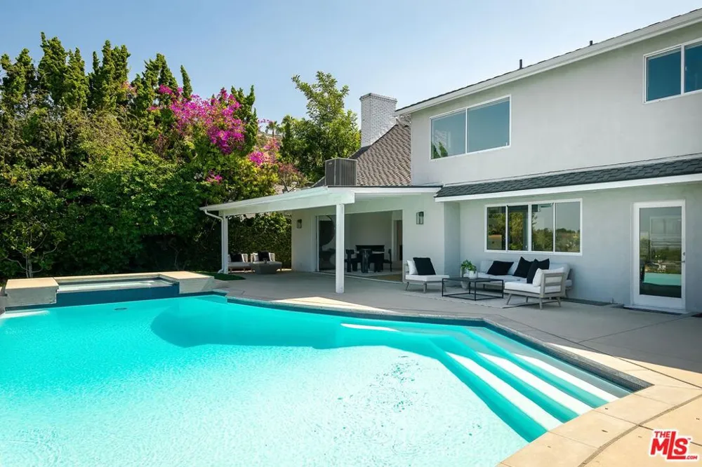 3109 Dona Susana Drive Studio City, CA 91604