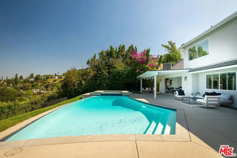 3109 Dona Susana Drive Studio City, CA 91604