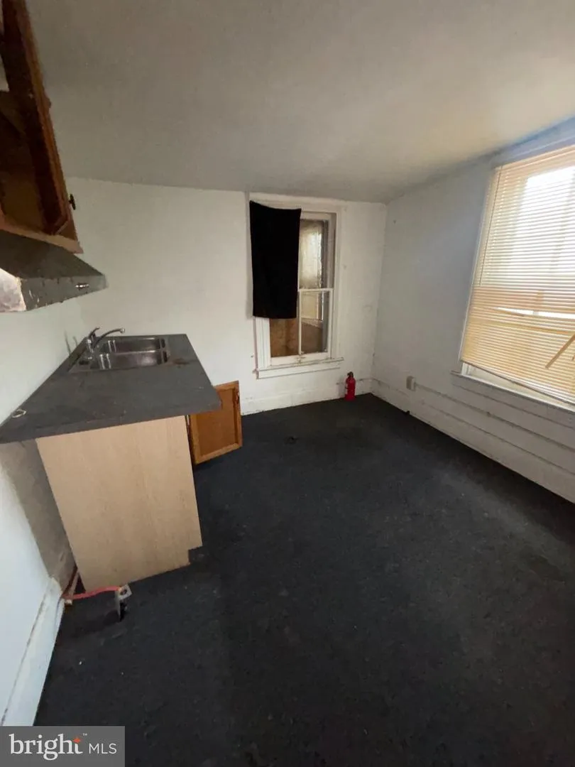 712 E LINCOLN HIGHWAY Coatesville, PA 19320