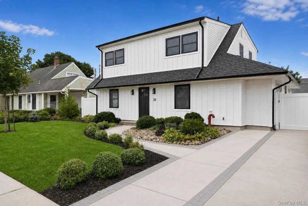 24 Crag Lane Levittown, NY 11756