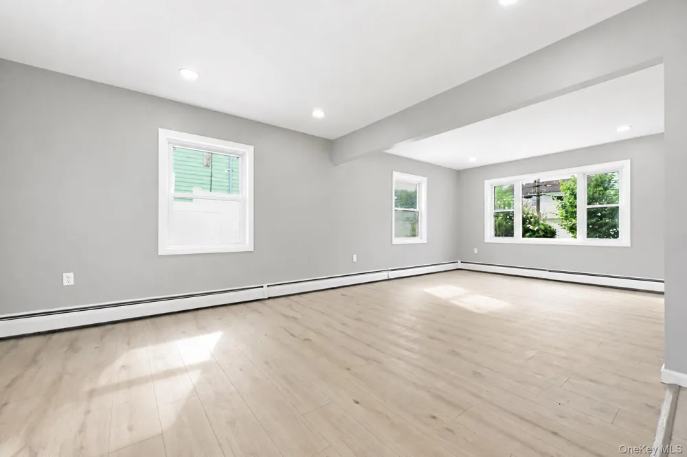 24 Crag Lane Levittown, NY 11756