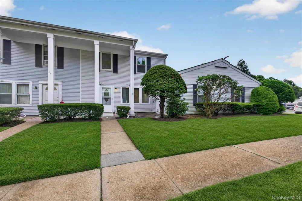 8 Valley Forge Court Ridge, NY 11961