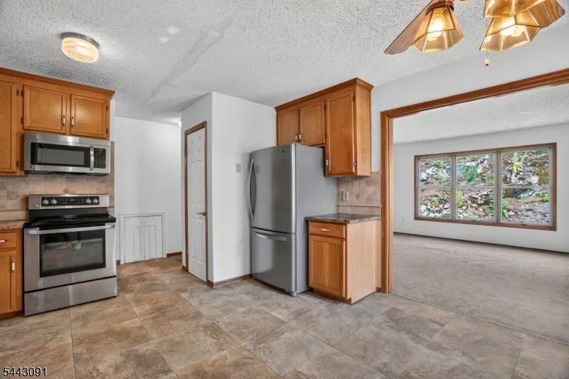 56 Portsmouth Ct Hamburg, NJ 07419