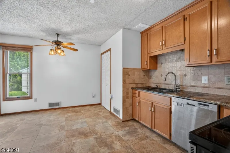 56 Portsmouth Ct Hamburg, NJ 07419