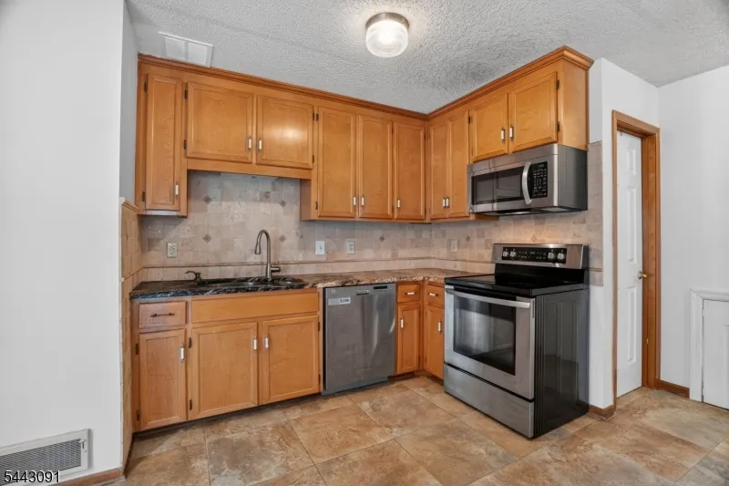 56 Portsmouth Ct Hamburg, NJ 07419