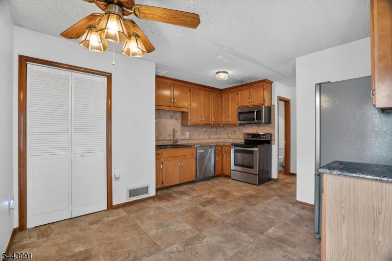 56 Portsmouth Ct Hamburg, NJ 07419