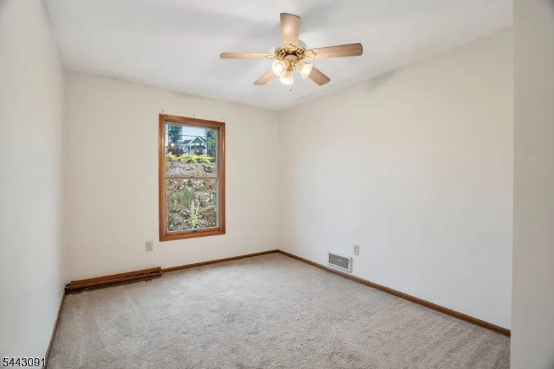56 Portsmouth Ct Hamburg, NJ 07419