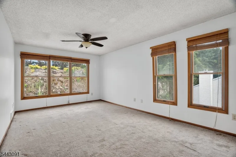 56 Portsmouth Ct Hamburg, NJ 07419